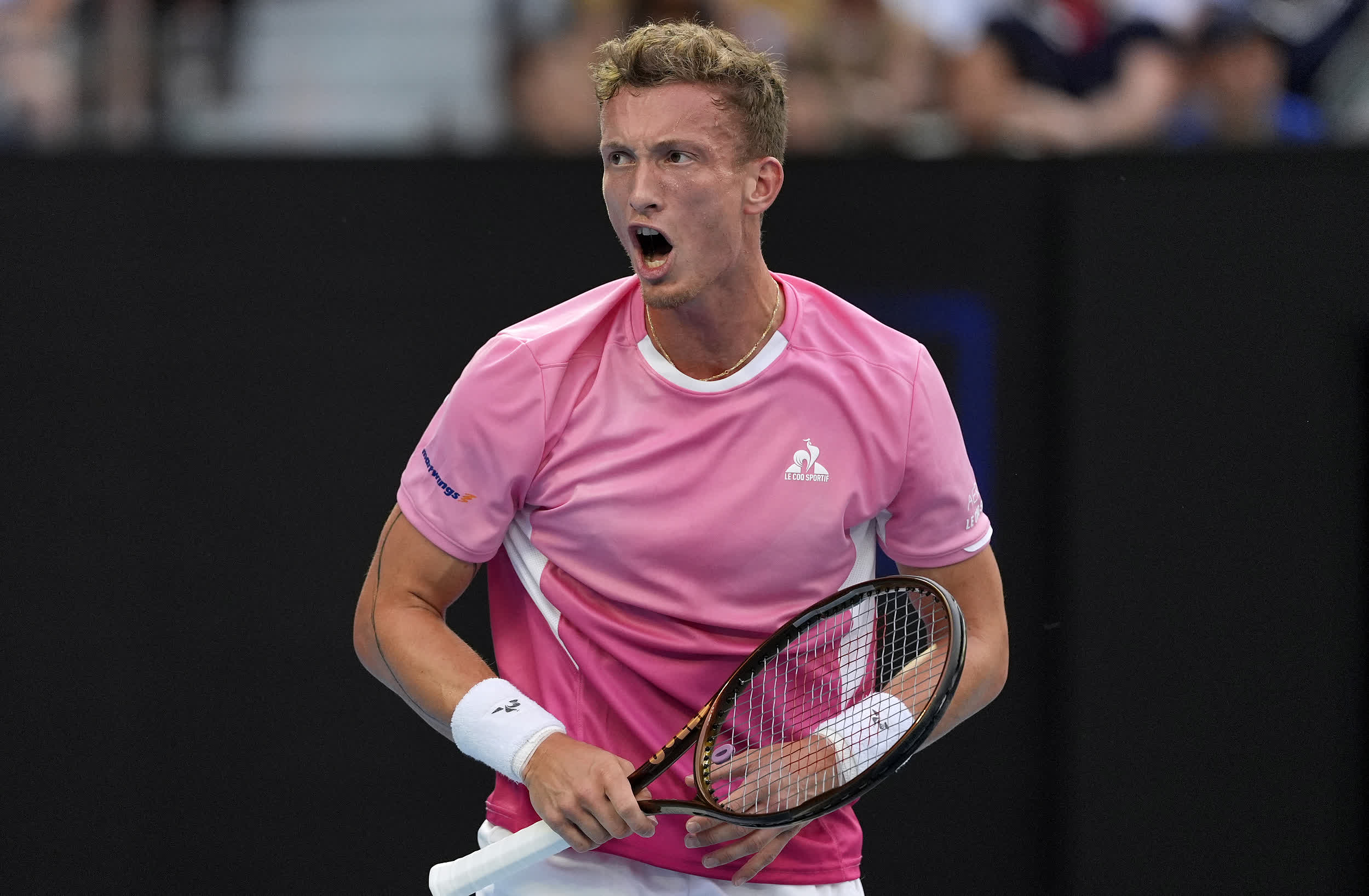 开云-德约科维奇重返赛场，险胜首场状态出色，IG观众沸腾！